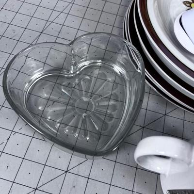 Mixed Lot of Kitchen Dishes and Cupboard Clean Out 
