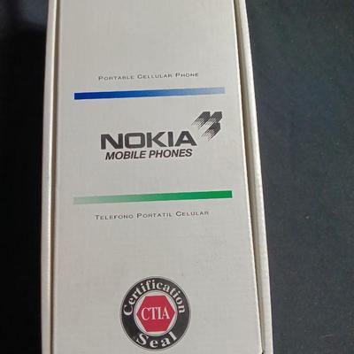 "Antique" Nokia Mobil phone with extra battery