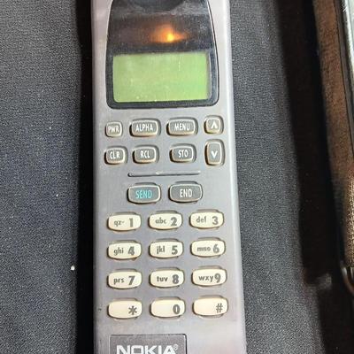 "Antique" Nokia Mobil phone with extra battery