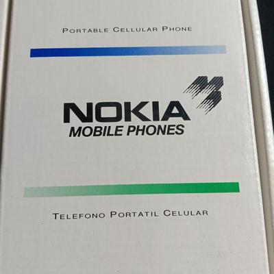 "Antique" Nokia Mobil phone with extra battery