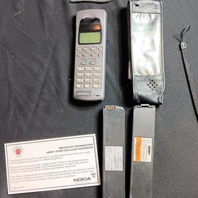 "Antique" Nokia Mobil phone with extra battery