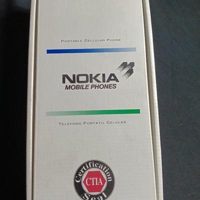 "Antique" Nokia Mobil phone with extra battery