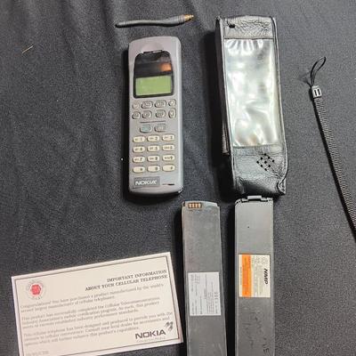 "Antique" Nokia Mobil phone with extra battery