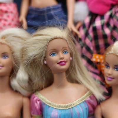 Barbie Dolls & Rolling Carrying Case