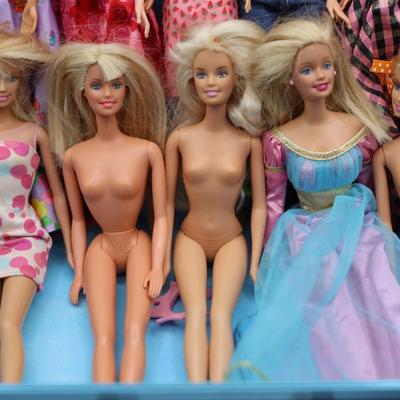 Barbie Dolls & Rolling Carrying Case