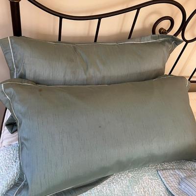 Bedding Lot - Laura Ashley, Easy Rest