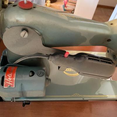 Vintage De Luxe sewing machine