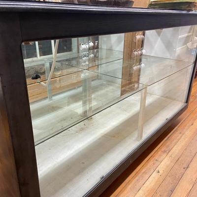 Black Showcase with Two Shelves Lot Two