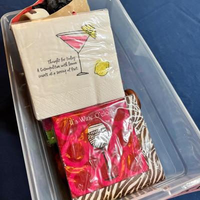 Tub of napkins & napkin rings