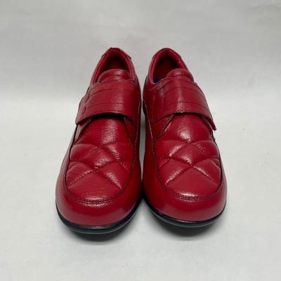 Dr. Schollâ€™s Womenâ€™s Red Shoes new condition size 8.5 W