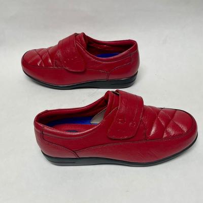 Dr. Schollâ€™s Womenâ€™s Red Shoes new condition size 8.5 W