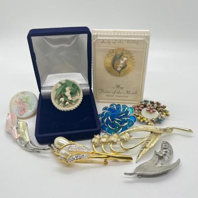 LOT 403J: Floral Themed Brooches