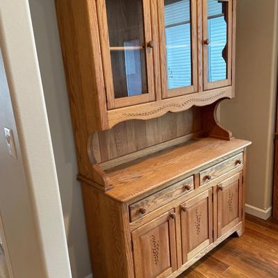 Amish Heritage China cabinet with glass doors