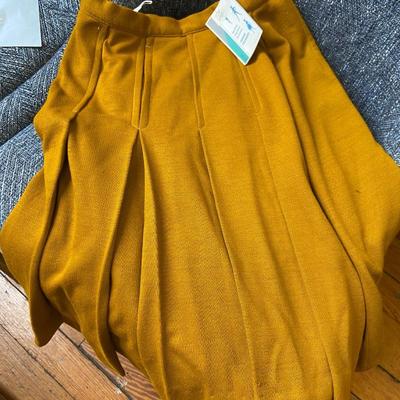 VINTAGE CLOTHING! BOBBIE BROOKS Gold Pleated Skirt: Lot Twenty Six