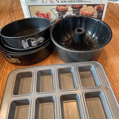 Popover pan, loaf pan and cake baking items