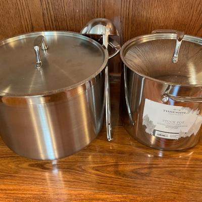 Large stockpots with ladle