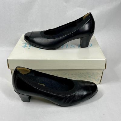 Vintage Black Leather Pump Heels size 8