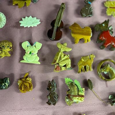 Wooden brooch lot - Martha Sleeper Style Bakelite Wood Scottie Brooch - 30+ pieces all seen