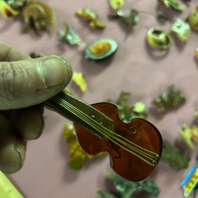 Wooden brooch lot - Martha Sleeper Style Bakelite Wood Scottie Brooch - 30+ pieces all seen