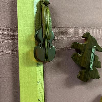 Wooden brooch lot - Martha Sleeper Style Bakelite Wood Scottie Brooch - 30+ pieces all seen