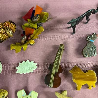 Wooden brooch lot - Martha Sleeper Style Bakelite Wood Scottie Brooch - 30+ pieces all seen