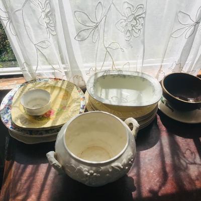 vintage dishwater estate lot / table lot