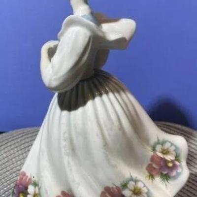 Royal Doulton Pretty Ladies October Collection Figurine #HN-2693 Collectible in VG Preowned Condition.
