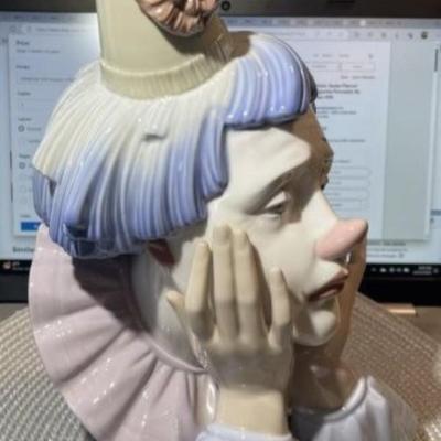 Bust of Clown Jester Pierrot Vintage Figurine Porcelain by Lladro Spain 1981 12" Tall in VG Preowned Condition.