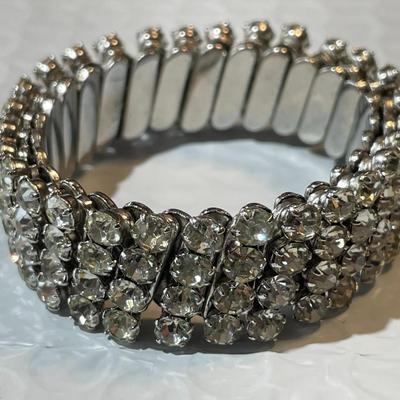 Vintage Mid-Century Rhinestone Stretch Bracelet in VG Preowned Condition Smaller size 6-7" in Size.