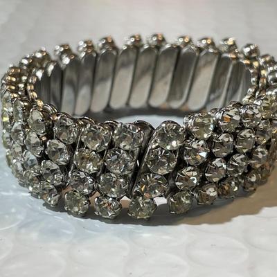 Vintage Mid-Century Rhinestone Stretch Bracelet in VG Preowned Condition Smaller size 6-7" in Size.