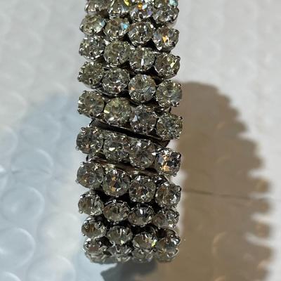 Vintage Mid-Century Rhinestone Stretch Bracelet in VG Preowned Condition Smaller size 6-7" in Size.
