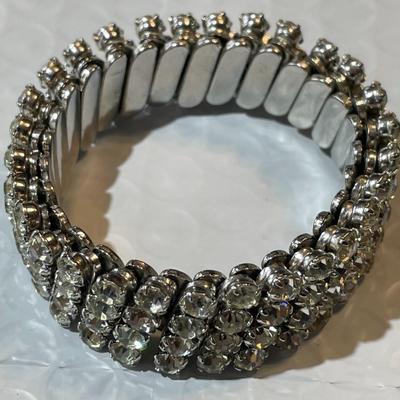 Vintage Mid-Century Rhinestone Stretch Bracelet in VG Preowned Condition Smaller size 6-7" in Size.