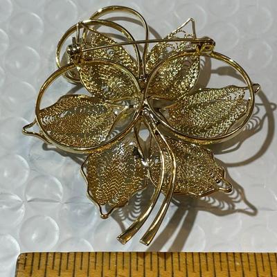 Vintage Filigreed Gold-tone Cultured Pearl Fashion Pin/Brooch in VG Preowned Condition as Pictured.