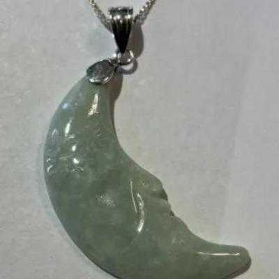 Vintage Sterling Silver Green Jade/Jadeite Carved Moon Pendant on a 18" Sterling Silver Chain VG Preowned Condition.