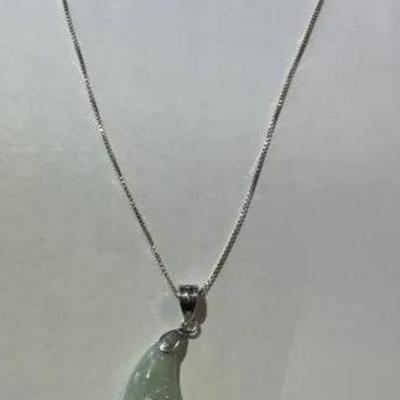 Vintage Sterling Silver Green Jade/Jadeite Carved Moon Pendant on a 18" Sterling Silver Chain VG Preowned Condition.