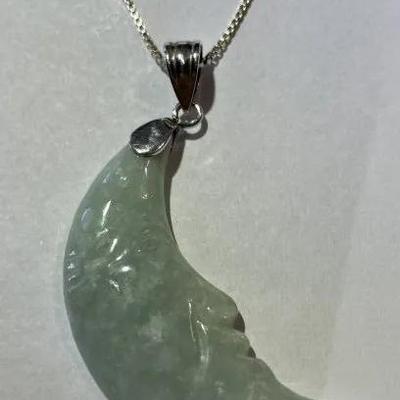 Vintage Sterling Silver Green Jade/Jadeite Carved Moon Pendant on a 18" Sterling Silver Chain VG Preowned Condition.