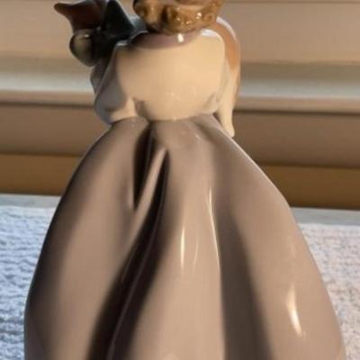 Lladro #6422 My Chubby Kitten Figurine 7.75" Tall in VG Preowned Condition. No Original Box.