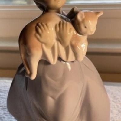 Lladro #6422 My Chubby Kitten Figurine 7.75" Tall in VG Preowned Condition. No Original Box.