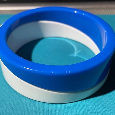 Vintage Mid-Century Modern Blue/White Lucite 1" Wide Bangle Bracelet in VG Preowned Condition.