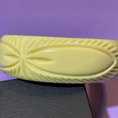 Vintage Lucite/Resin Fashion Bangle Bracelet 1" Wide Standard Size 7" Wrist in VG Preowned Condition.