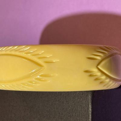 Vintage Lucite/Resin Fashion Bangle Bracelet 1" Wide Standard Size 7" Wrist in VG Preowned Condition.