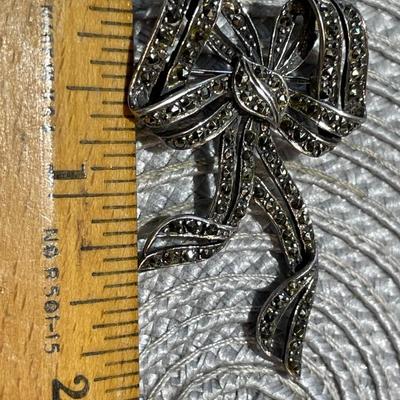 Vintage Sterling Silver Marcasite Bow Pin/Brooch in Good Preowned Condition as Pictured.