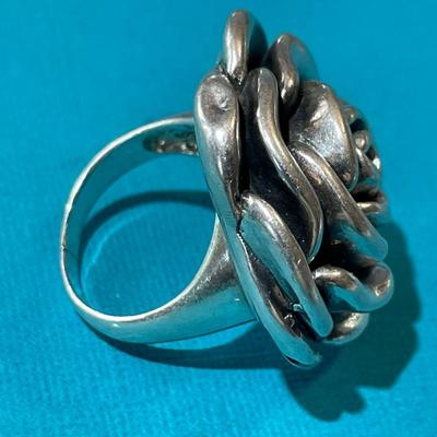 Vintage Large Sterling Silver Fashion Flower Ring Size 7-1/2 & Flower Top 1-1/4" Diameter in Good/Preowned Condition as Pic'd.