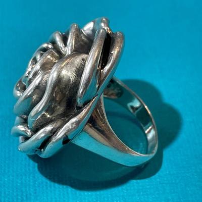 Vintage Large Sterling Silver Fashion Flower Ring Size 7-1/2 & Flower Top 1-1/4" Diameter in Good/Preowned Condition as Pic'd.