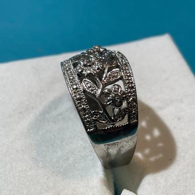 Vintage Sterling Silver Band Style Ring Size Full 7-3/4 in VG Preowned Condition as Pictured.