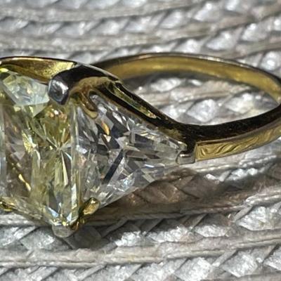 Vintage Gold-toned 3-Stone Fashion Cocktail Ring Size-7 in Good Preowned Condition.