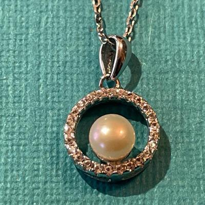 Vintage Carolyn Pollack Dainty Sterling Silver 18" Crystal/Pearl Pendant w/Necklace in VG Preowned Condition.