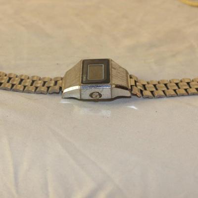 Lot of 4 vintage watches and bands