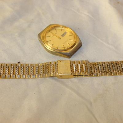Lot of 4 vintage watches and bands