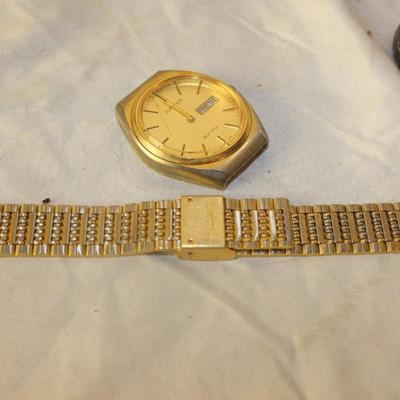 Lot of 4 vintage watches and bands